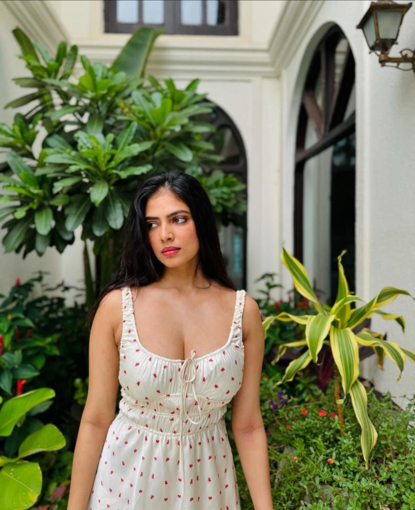 malavika-mohanan-hot-photos